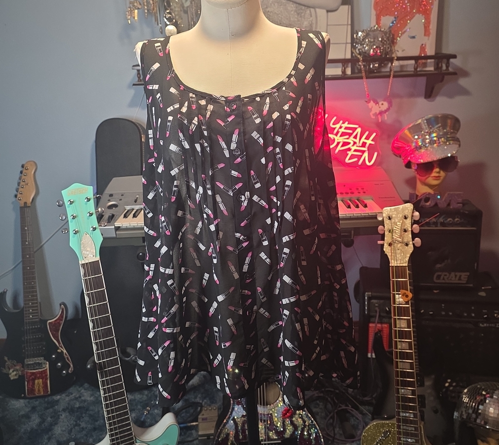 torrid Black Sleeveless Swing Top with Pink & White Lipstick Print